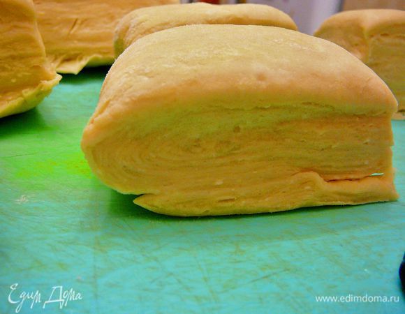 Приготовить тесто по рецепт Тани ,разделить его на 6 частей,раскатать обрезать лишнее.Обрезки тоже запечь,а затем измельчить в крошку.Приготовить коржи так же по рецепту Тани http://www.edimdoma.ru/retsepty/19138-napoleon.Раскатанные коржи наколоть вилкой и выпекать при температуре 200гр.около 15 минут.