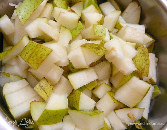 Нарезать груши средним кубиком(я грушу не чистила,можно и чистить)