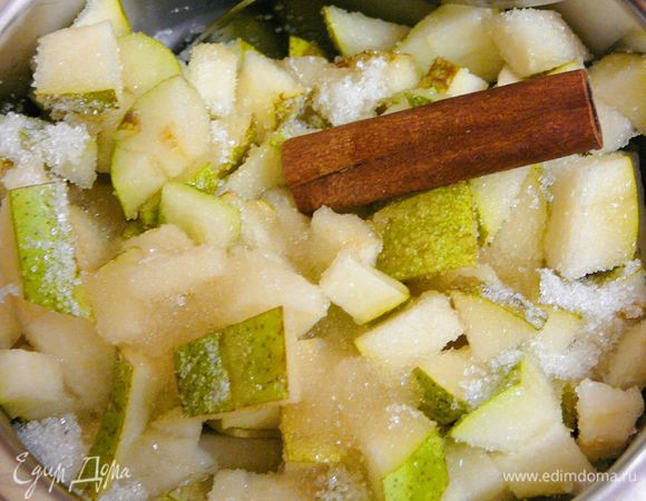 В сотейнике смешать груши,сахар,сок и палочку корицы.