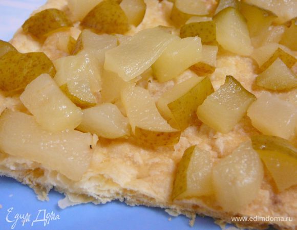 Собрать торт,промазав коржи переменно кремом и грушевой начинкой.Первый корж покрыть грушей и сироп от груш,второй слой заварной крем,затем корж с грушей,последний корж покрыть заварным кремом.Кремом смазать бока торта и присыпать крошкой из обрезков теста,поставить в холодильник на ночь.