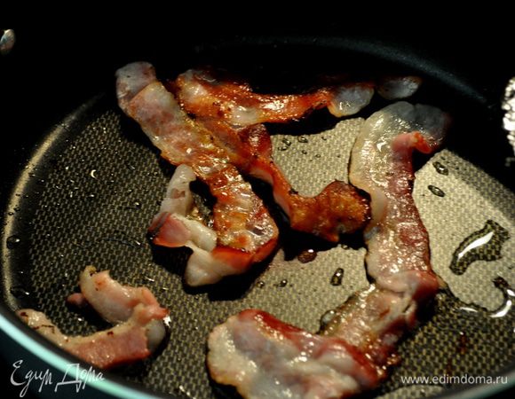 Разогреть сковороду на средне-высоком огне и обжарить бекон до хруста или  примерно 7 мин. с 2-х сторон.