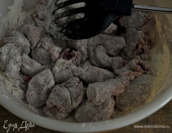 Муку скомбинировать с солью, выложить туда порезанное мясо,встряхнуть или хорошо перемешать.