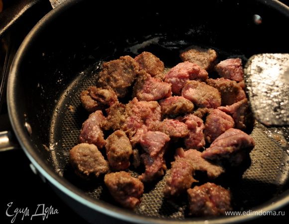 Разогреть сковороду, добавить олив. масло и выложить туда мясо, панированное мукой. /я лично без олив. масла готовила на оставшемся от бекона жире/. Жарить примерно 10 мин.