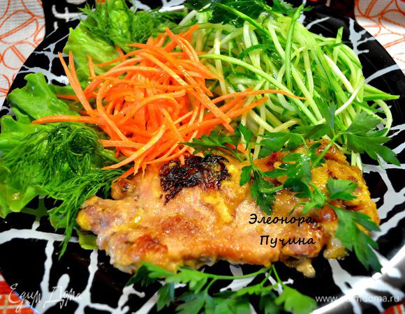 Берём кусочки свинины,пропитываем специями для мяса,обваливаем в муке и обжариваем с 2х сторон.За 10мин.до готовности выдавить сок апельсина и потушить.
