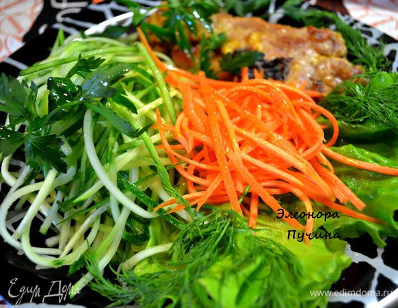 Подать с листьями салата,огурцом,морковкой,укропом и петрушкой...посолить солью и полить оливковым маслом.