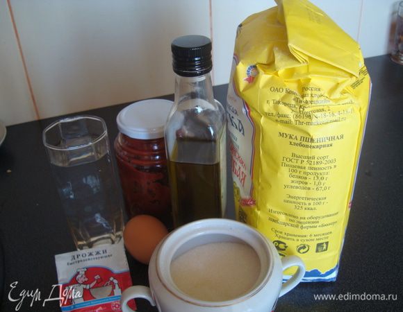 Смешиваем воду, дрожжи, томатную пасту, масло, сахар, соль и перец.