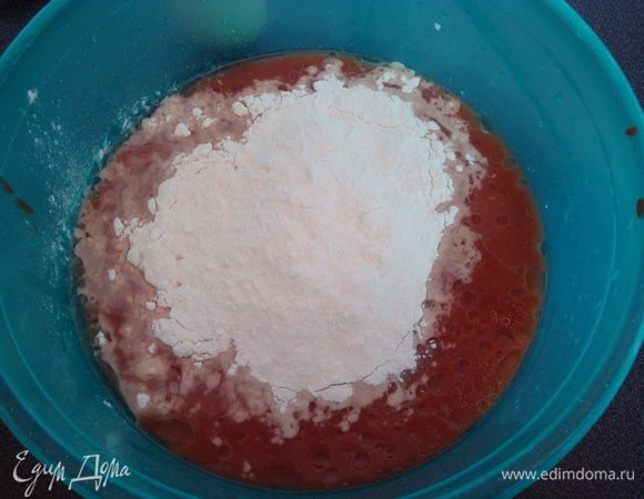 Добавляем муку до тех пор, пока тесто не станет крутым.