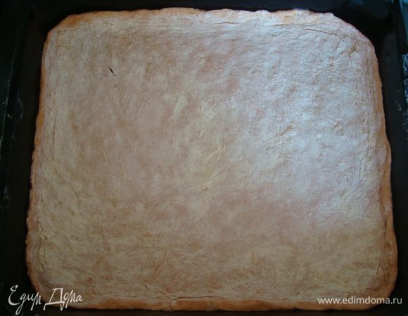 Распределяем тесто на противне. Предварительно противень смазать растительным маслом. 