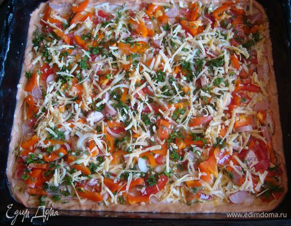 Все нарезать, равномерно распределить. Края пиццы обмазать сырым яйцом.
