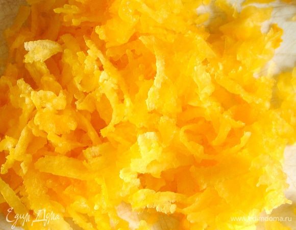 Тыкву измельчить в блендере или натереть на средней тёрке.