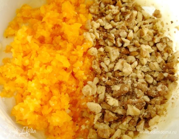 В тесто добавить измельчённые орехи и тыкву.Выложить тесто в силиконовые формы для маффинов и выпекать при 180*С до готовности(около 30 минут).Остудить кексы в формах.Подавать с любым сливочным кремом или с кислыми сиропами,либо просто присыпать кексы сахарной пудрой.Приятного аппетита!