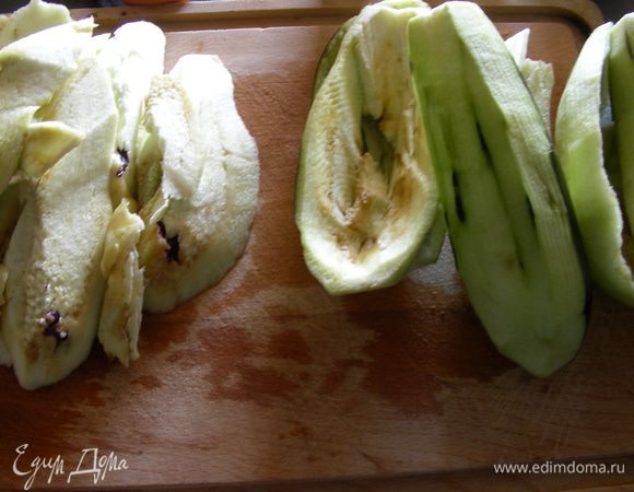 Баклажаны разрезаем вдоль напополам и аккуратно вынимаем мякоть (ложкой или ножом). Я лодочки еще очистила от кожуры (муж ее не ест), но это совсем необязательно.
