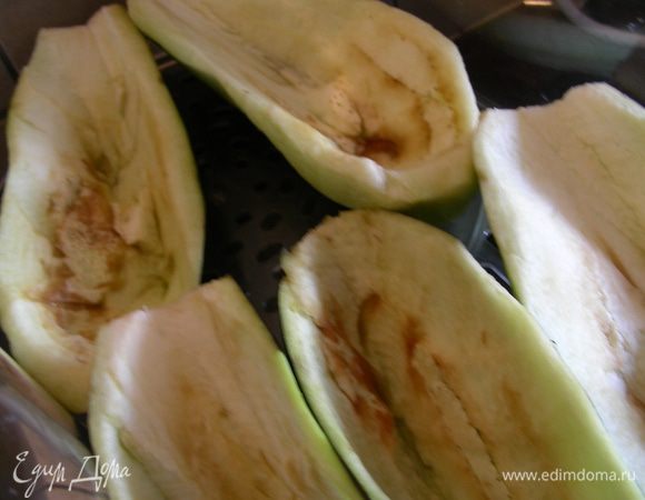 Лодочки отвариваем в подсоленной воде минут 7-10, они не должны развариться, Или готовим их в пароварке. Я в этот раз так и делала, а вообще мне больше нравится их запекать в духовке (минут 20-25), смазав маслом.
