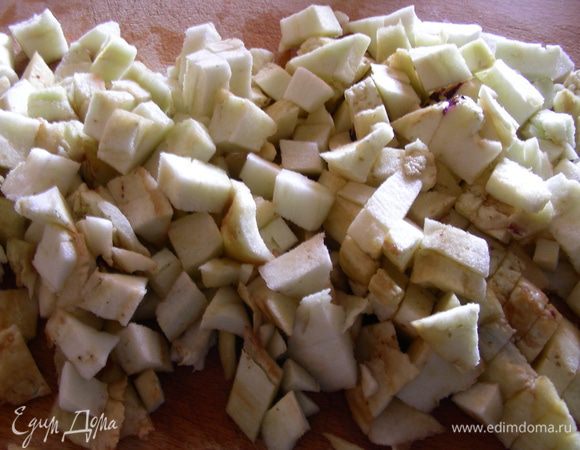 В это время готовим баклажанный омлет. Мякоть мелко рубим.
