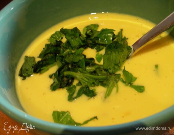 Яйца взбиваем, добавив сметану и базилик, соль, перец по вкусу.
