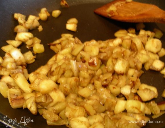 Обжариваем баклажаны на оливковом масле минут 5-7.
