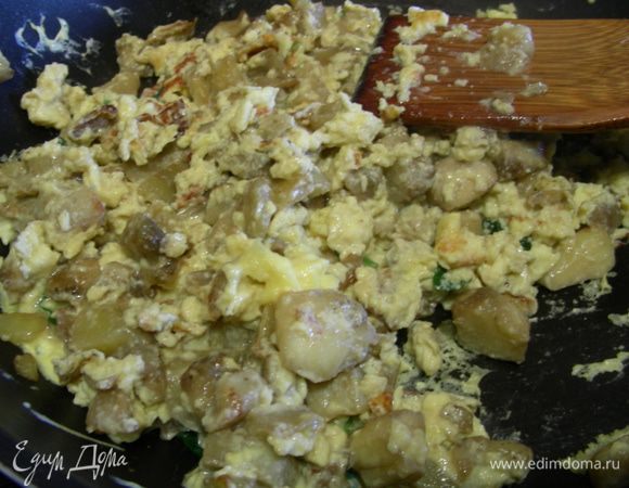 Добавляем яичную смесь и готовим еще минут 5. Затем немного разбиваем его ложкой, чтобы он был кусочками.

