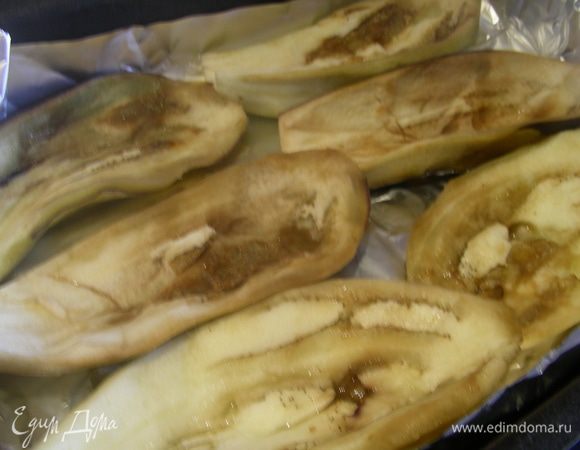 В форму для запекания выкладываем наши лодочки.

