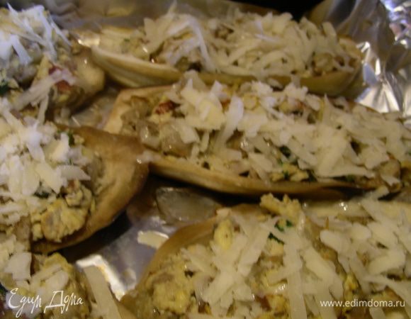 Заполняем их яичным омлетом. Сыром можно посыпать сразу, я же предпочитаю это делать минут за 10 до готовности. Ставим их в духовку 180-200 гр минут на 20-30. 
