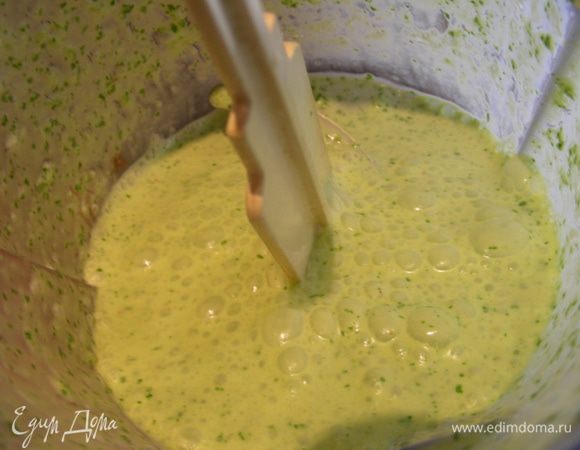 В блендере смешиваем все для нашего соуса: кокосовое молоко, цедра и сок 1/2 половины лайма, кинза, чеснок, у меня паста чили на кончике ножа. Солим, перчим по вкусу. Если соус кажется кисловат, можно добавить кокосового молока.