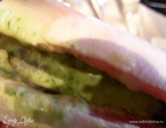 Внутрь рыбки добавляем по 1 ст.л. соуса, выкладываем ее в фольгу, закрываем и отправляем в духовку 180=200 гр минут на 20. Можно ее взбрызнутьоливковым маслом и немного посыпать морской солью.