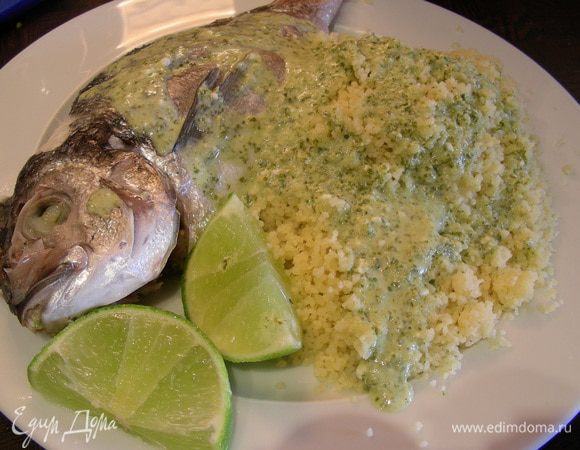 Соус можно оставить холодным, а можно прогреть. Я предпочитаю второй вариант. Подаем рыбку с соусом и гарниром по Вашему вкусу (у меня кускус). Приятного аппетита))