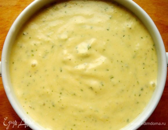 Тыкву и айву упаковать в фольгу и запечь при 180*С до мягкости.Охладить.Айву очистить.Пюрировать в блендере тыкву и айву.Добавить мелко нарезанную кинзу,посолить.Смешать с йогуртом.Если заправка получится слишком густой,можно разбавить её кипячённой водой.