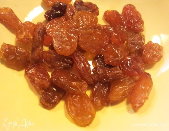 Замачиваем изюм в роме, тем временем...