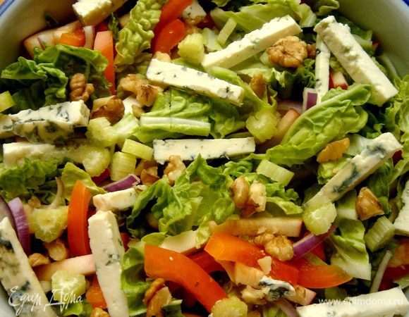 Листья салата порвать,овощи,фрукты и сыр нарезать брусочками,лук-полукольцами.Орехи крупно поломать.Заправить салат тыквенно-айвовым соусом и выложить в салатник.Приятного аппетита!