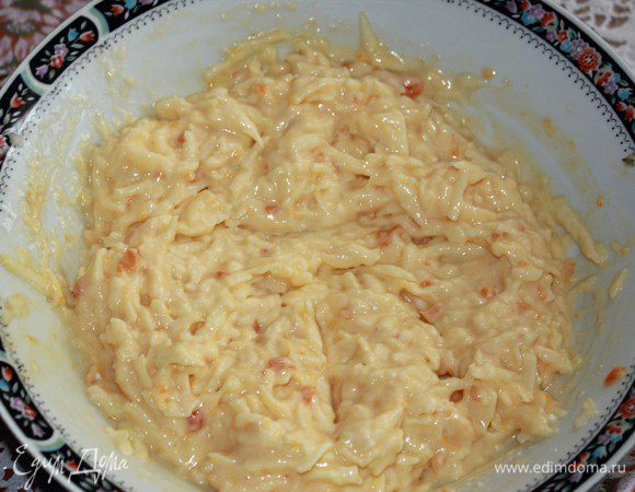 Для начинки смешиваем творог,яйцо,сахар,муку и трём на крупной тёрке яблоки.Перемешиваем