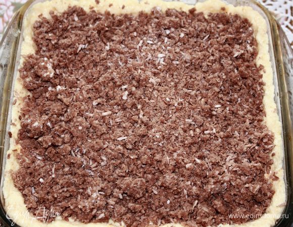 Тесто достать с холодильника,положить в форму и распределить руками по форме,делая бортики не менее 2 см.На тесто ложим начинку и посыпаем штрейзелем.