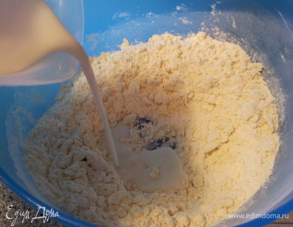 В желтки добавляем муку. Перемешиваем и добавляем молоко.
