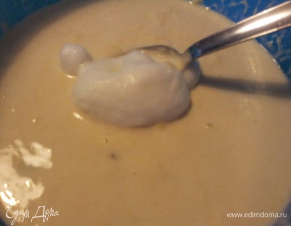 Взбиваем белки и добавляем в наше тесто. Аккуратно перемешиваем.