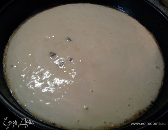 Сковородку разогреваем, разогреваем сливочное масло и выливаем нашу смесь на сковородку. Жарим до образования корочки