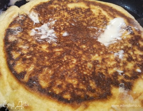 Тут самое сложное- перевернуть блин. Можно разделить на несколько частей и переворачивать или целиком. Я попробовала целиком. Получилось удачно, но кухня немного запачкалась) 