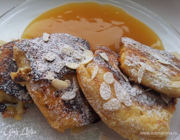 Подавать это чудо булочки ( омлет или блин) с яблочным пюре или с вареньем. Мне сахара было мало, поэтому я ела с джемом. Приятного Вам аппетита))