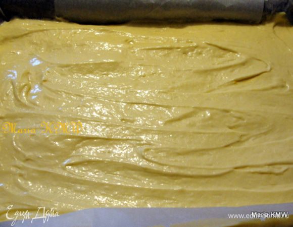 Яйца взбить с сахаром, ванилином, маргарином и сметаной. Муку смешать с разрыхлителем, просеять и добавить к массе, тщательно вымешать.
Выложить прямоугольную форму бумагой для выпечки и равномерно распределить тесто.