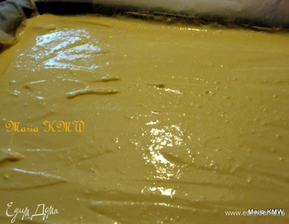 Творожную массу взбить с сахаром, маргарином и яйцами. Покрыть этой массой тесто, равномерно и аккуратно.