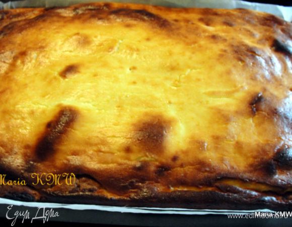 Выпекать в предварительно разогретой духовке при 180 С, примерно 40-60 минут, до готовности.*** Творожная масса должна схватиться, возможно она лопнет в некоторых местах. Тесто поднимется, так должно быть.***
Проверить палочкой готовность пирога. Полностью охладить.(Самый сложный момент, так хочется утащить кусочек, но незя!)
У меня вот такой румянец получился, мне нравится когда чуть-чуть румянее масса запекается. :)))