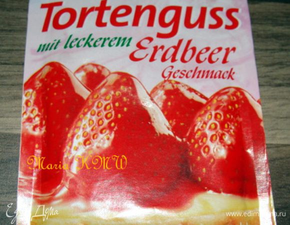 Приготовим желе для заливки.
Смешать сухой порошок из пакетиков с 6 ложками(без горки) сахара, постепенно влить 500 мл холодной воды или сока. Помешивая венчиком дать массе закипеть, убрать с огня и моментально залить от середины к краям пирога.