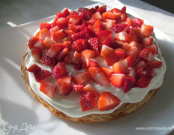 Яйца разделить на желтки и белки, закрыть пленкой и оставить при комнатной темпиратуре 30 минут.
Масло взбить миксером с сахаром добела. Добавить желтки и взбивать пока они не будет хорошо перемешаны с маслом.
Добавить ваниль, молоко. Муки просеять, добавить разрыхлитель и соль. Добавить муки к масляной массе при включенном миксере небольшими порциями.
Готовое тесто разложить по двум одинаковым формам, верх разровнять. Отложить.
Теперь готовим безе:
Белки взбить миксером до устойчивой пены. Небольшими порциями добавлять сахар. Взбивать безе до жестких пиков. Готовое безе разложить по верх теста, разровнять.
Духовку разогреть до 180* и выпекать коржи 30 минут. Безе станет кремовым и поднимется. После остывания безе опадет.
Готовые коржи охладить на решетке.
Теперь готовим крем:
Охлажденные сливки взбить миксером с сахарной пудрой. Клубнику порезать. На готовый корж выложить взбитые сливки и клубнику.