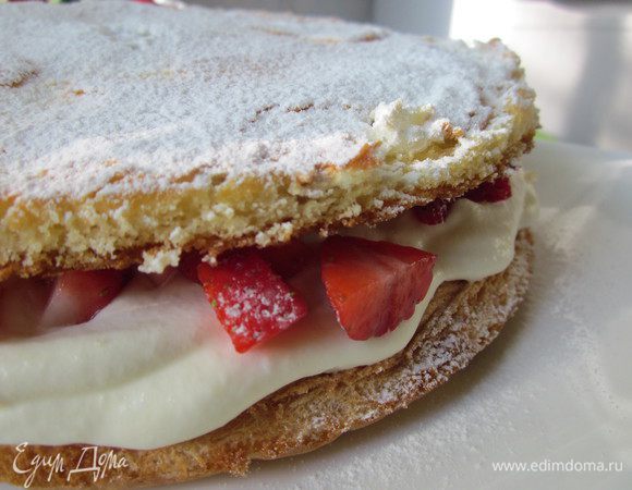 Накрыть вторым коржом и слегка прижать. Верх торта припорошить сахарной пудрой.