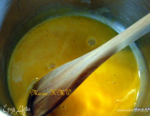 Влить в глубокий сотейник яичные желтки и лимонный сок, поставить на водяную баню. Тщательно растирать желтки деревяной ложкой.