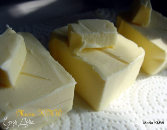 Сливочное масло разделить на три равные части.