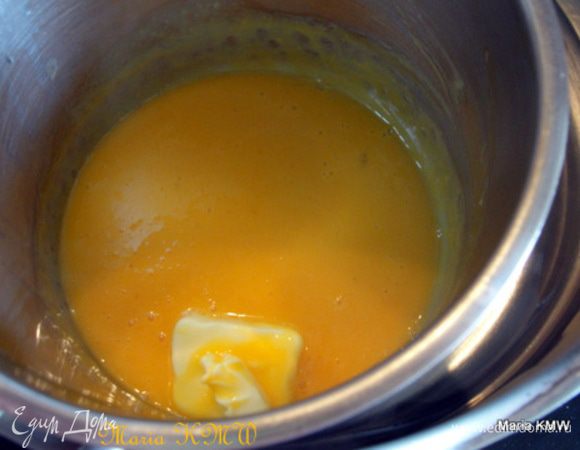 Положить один кусочек масла к желткам, вымешивать до тех пор, пока масло растает. Далее, помешивая добавить остальные кусочки.
