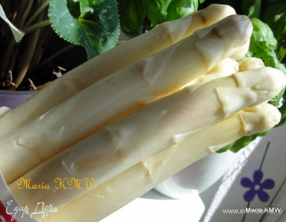 Спаржу моем и чистим. Я чищу картофельным ножом, никаких спец.ножей не нужно. Начинаем чистить с верхушки вниз, оставляю самую нежную верхнюю часть(3 см) не тронутой.
Внизу обязательно срезаем грубую часть спаржи(1-2 см).
До чистки...