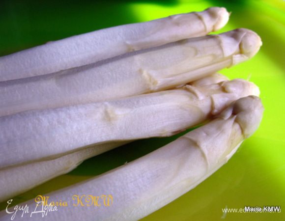 после чистки...
* Зеленая по-цвету спаржа варится не чищенной. *