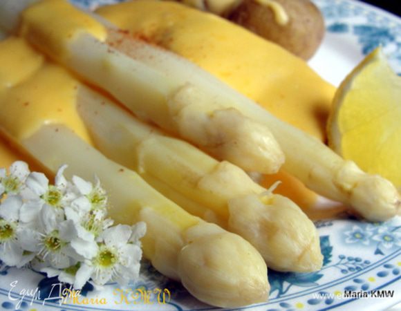 В кастрюлю с водой добавляем соль, сахар и масло, даем закипеть. Выкладываем спаржу и на медленном огне варим спаржу примерно 10-15 минут, зависит от толщины спаржи. Бывают очень тонкие сорта, а бывают так же толстые. Следите за варкой, пробуйте, если не уверенны. Если спаржа перевареная, она не вкусная. 
Аккуратно вынимаем спаржу из кастрюли, поливаем соусом и пробуем! Это фантастика! :))) 