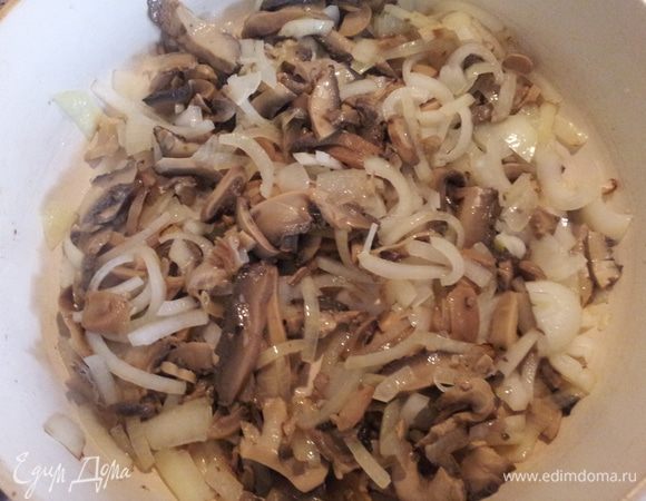 Грибы помыть, нарезать ломтиками. лук очистить и порезать полукольцами. В сковороде разогреть сливочное масло и обжарить лук, и грибы. 