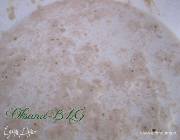 Теплое молоко смешать с сывороткой, добавить сахар, 1-2 ст.л. муки, дрожжи, оставить на 15 минут.